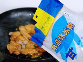 加入冰糖，冰糖具有润喉去燥、生津止渴的作用，还具有清心泻火、清热除烦，食用后可以使人感觉清爽舒适。