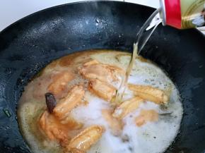 加入啤酒，我1斤鸡翅，加一罐啤酒正好。