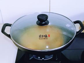 还盖上盖子，烧开后转小火焖煮约25分钟。