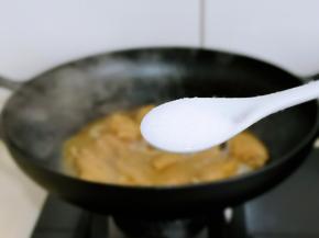 按个人口味加入盐。