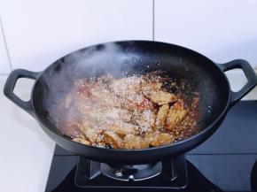 大火收汤，加入白芝麻，翻炒均匀即可出锅。