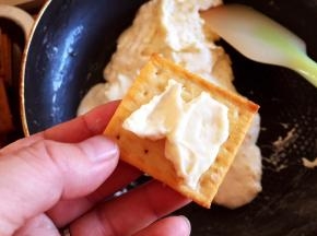 将适量糖放一块饼干上，再盖一块饼干