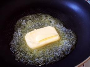 不粘锅小火加热，放入黄油融化