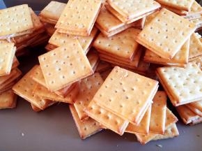 饼干夹糖的操作要快，不然糖就凉了