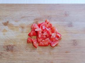 番茄洗干净，切碎。