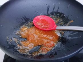 将番茄酱与番茄炒均匀至融合。