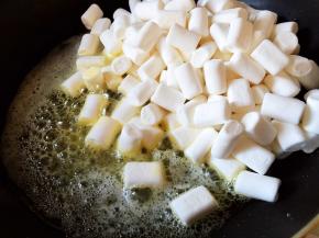 黄油融化后放棉花糖炒至融化