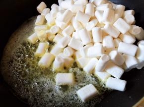 黄油融化后放棉花糖炒至融化