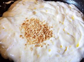 将黄油和棉花糖炒匀后放花生碎