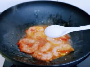 2分钟后按个人口味加入盐调味。