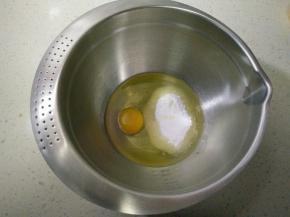 将玉米油，鸡蛋，糖粉和盐放入料理盆中，混合均匀。