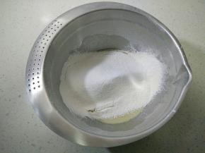 筛入低筋面粉、泡打粉和小苏打，切拌混合至无干粉的面团。