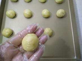 取18克左右的面团，搓成圆球，摆入烤盘。