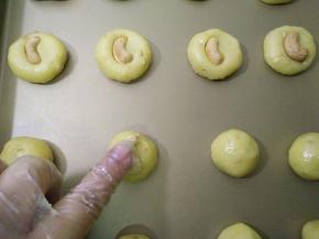 中间放一颗腰果，用手稍微按压一下。