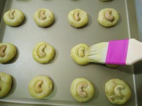 表面刷一层蛋液。