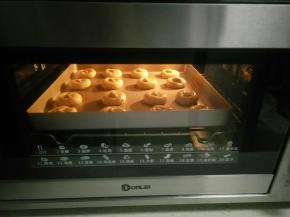 放入预热好的烤箱，上下160度20分左右，表面金黄即可。