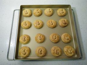 取出放在烤架上，晾至室温即可食用，吃不完的密封保存。