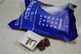 备好鸡腿一只，适量的虫草及二粒红枣，这是一人份。