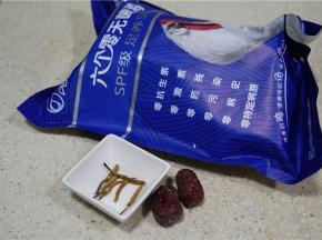 备好鸡腿一只，适量的虫草及二粒红枣，这是一人份。