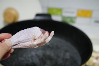 锅里加水将鸡腿鸡爪下锅焯洗好备用。