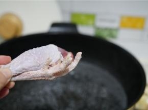 锅里加水将鸡腿鸡爪下锅焯洗好备用。