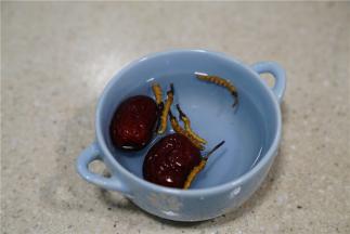 红枣及虫草提前用清水泡洗好备用。