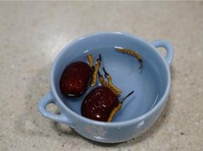 红枣及虫草提前用清水泡洗好备用。