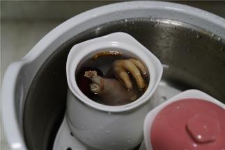 然后加入清水入炖锅里。