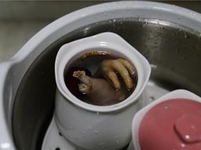 然后加入清水入炖锅里。