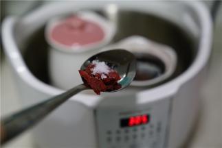 炖好之后加入细盐及枸杞点缀提味就可以。