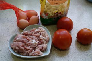备好鸡蛋，肉末，番茄，卡通意面。