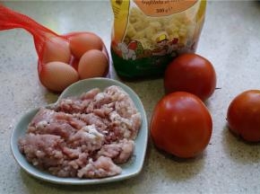 备好鸡蛋，肉末，番茄，卡通意面。