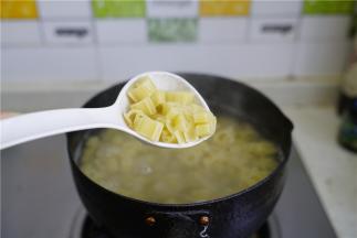 小煮锅里加水煮开，将意面小锅，大火煮开，小火煮透备用。