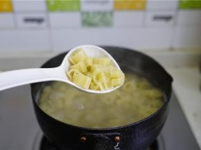 小煮锅里加水煮开，将意面小锅，大火煮开，小火煮透备用。