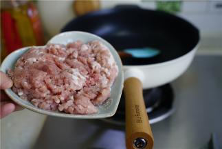 另起锅加油下肉末，煸炒至肉末出味。