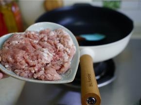 另起锅加油下肉末，煸炒至肉末出味。
