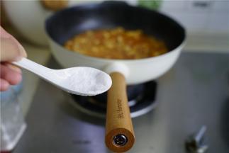 喜欢汤水的朋友可以加一点清水，然后加入适量细盐调味。