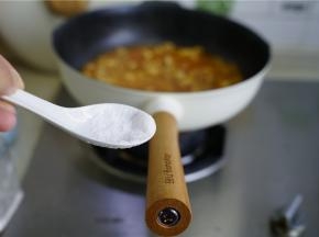 喜欢汤水的朋友可以加一点清水，然后加入适量细盐调味。