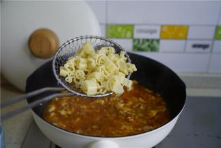 将煮好的意面控水入锅，晃锅至食材均匀挂味就可以。