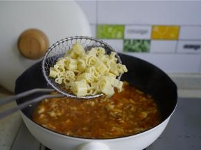 将煮好的意面控水入锅，晃锅至食材均匀挂味就可以。