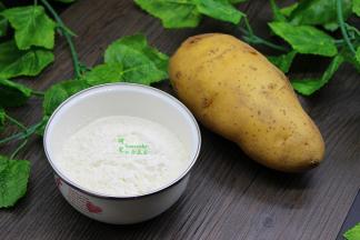 土豆煎饼食材：一个土豆，一碗米粉，油、盐、五香粉。