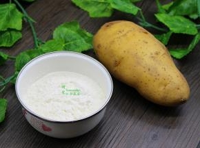 土豆煎饼食材：一个土豆，一碗米粉，油、盐、五香粉。
