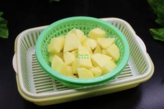 土豆去皮洗净，切块，隔水放入蒸锅，蒸熟，用勺子压碎成土豆泥。