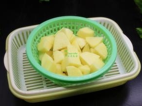 土豆去皮洗净，切块，隔水放入蒸锅，蒸熟，用勺子压碎成土豆泥。
