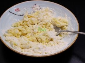 压碎的土豆泥加入米粉、盐、五香粉，搅拌均匀无颗粒状，如果太干，可以加少许水，搅拌均匀。