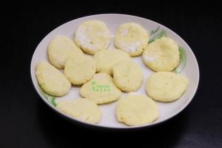 做好的饼胚，均匀撒的米粉，防止粘盘子，这是做好一盘的土豆饼；