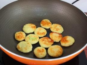 翻转另外一面继续简直微黄，外皮酥脆，里面软香，很好好吃。