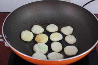 热锅，倒入少许油，放入土豆饼胚，煎至微黄；