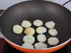 热锅，倒入少许油，放入土豆饼胚，煎至微黄；