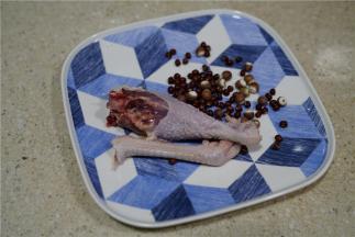 备好鸡腿一只，芡实半小把，红豆半小把。（都是很随心用手抓一下）